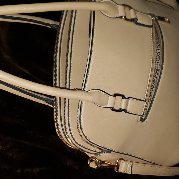 An Alyssa Handbag with the most Pockets you'll ever see on a purse! - Picture 11 of 11